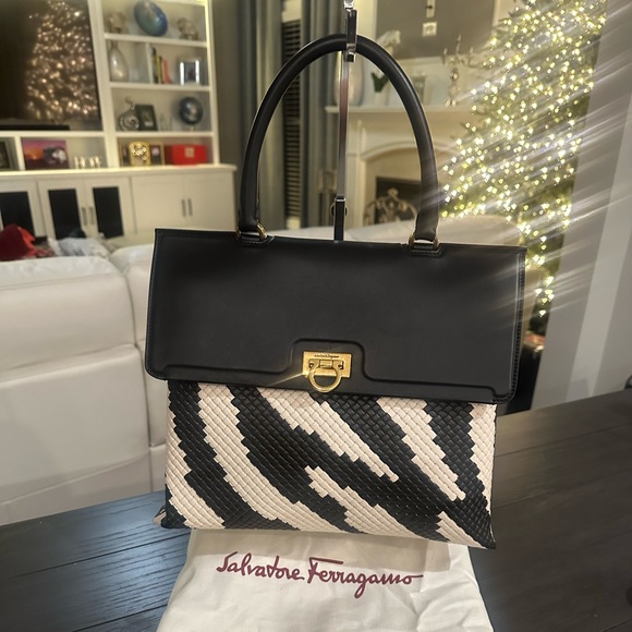 AUTHENTIC Salvatore Ferragamo Trifoluo Top Handle Bag Woven Leather Medium - Picture 15 of 16